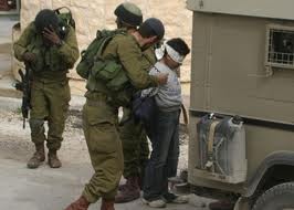 Lính Israel bắt giữ trẻ em Palestine